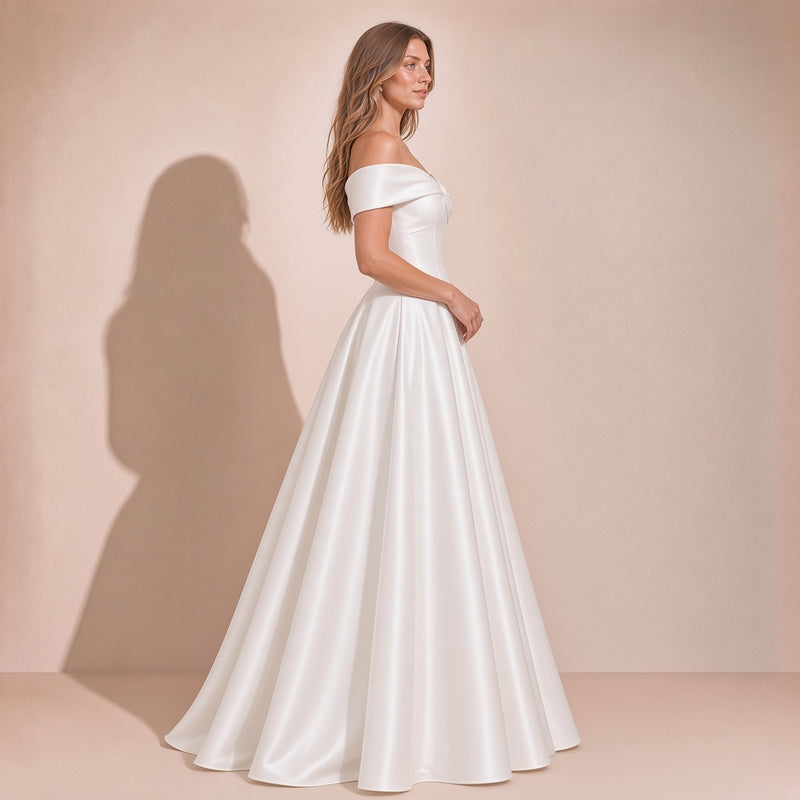 Femme de profil dans la robe de mariée princesse en satin épaules dénudées