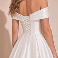 Robe de mariée portée, détail du dos à lacets croisés jusqu’à la taille