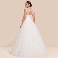 Dos de la robe de mariée : tulle transparent fleuri avec ouverture ovale et laçage corset