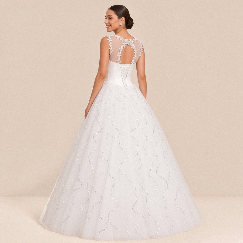 Dos de la robe de mariée : tulle transparent fleuri avec ouverture ovale et laçage corset