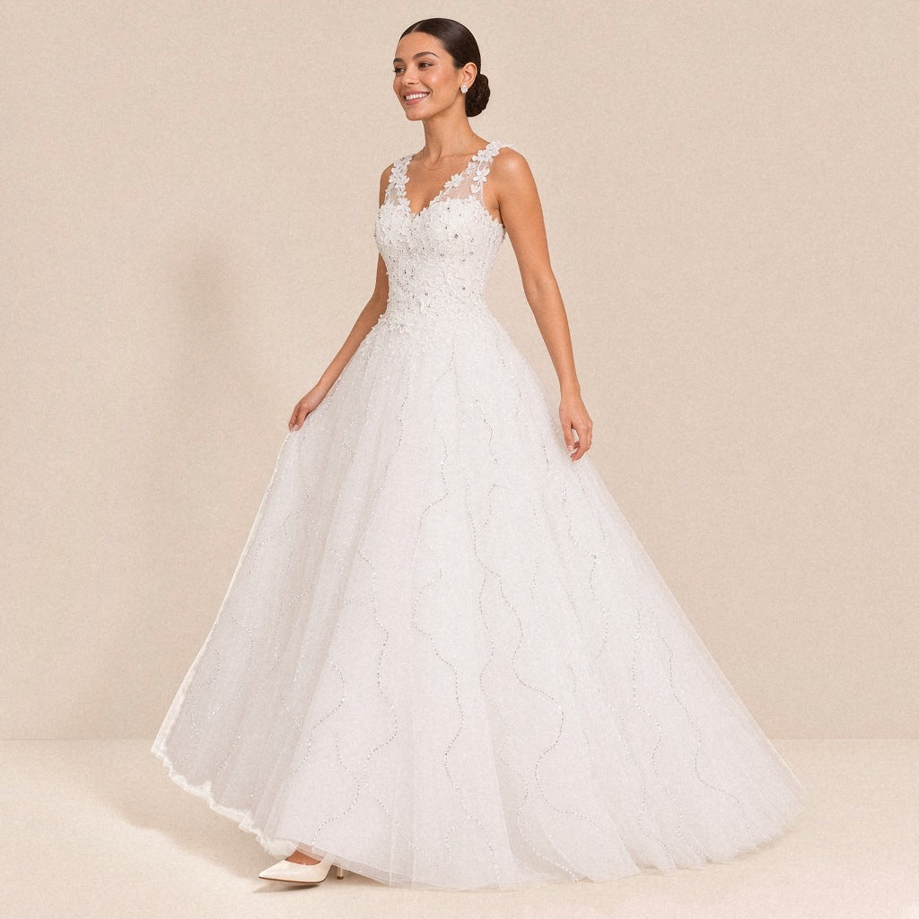 Robe de mariée princesse portée en marchant, vue de trois quarts, jupe en tulle à lignes de paillettes