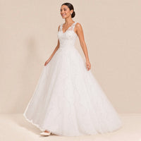 Robe de mariée princesse portée en marchant, vue de trois quarts, jupe en tulle à lignes de paillettes