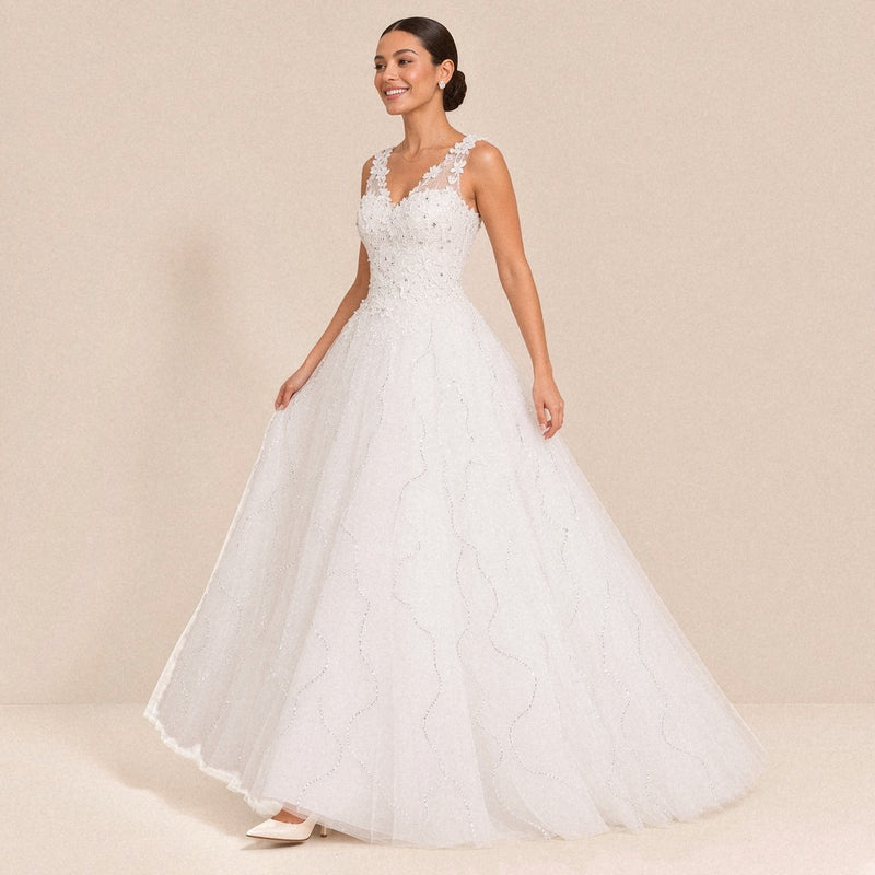 Robe de mariée princesse portée en marchant, vue de trois quarts, jupe en tulle à lignes de paillettes
