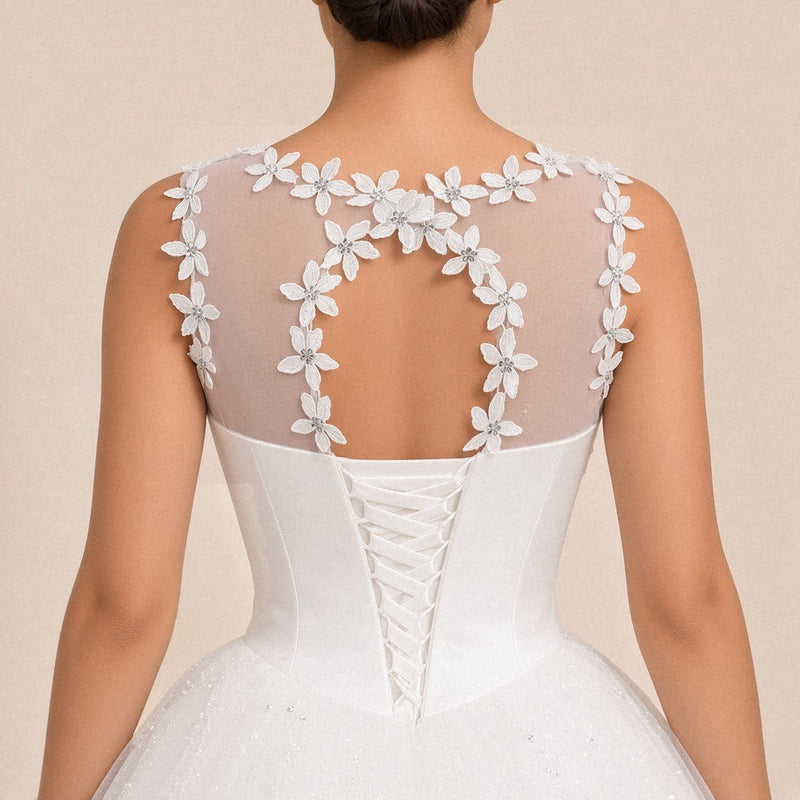 Détail du dos : guirlande de fleurs en relief, ouverture ovale et laçage corset en ruban satiné