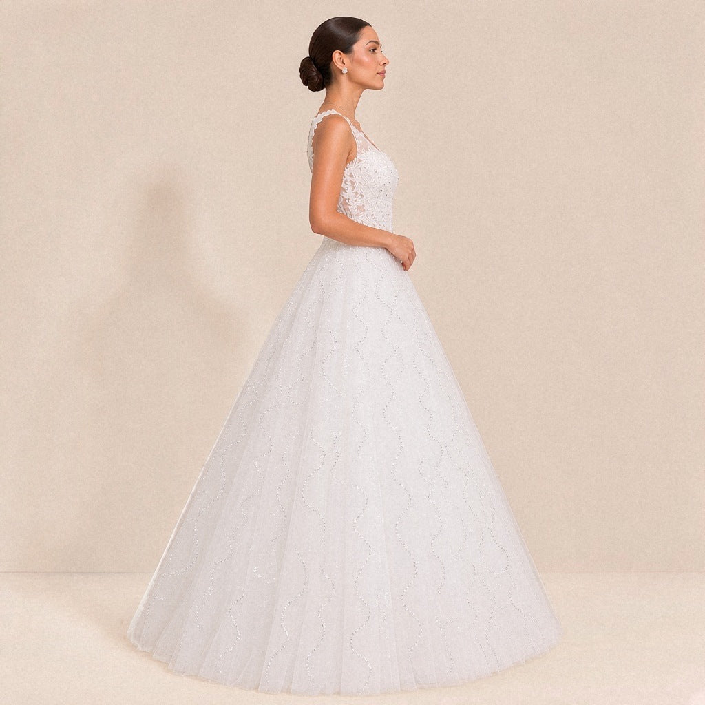 Robe de mariée princesse vue de profil, jupe en tulle semée de lignes de paillettes