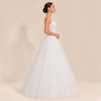 Robe de mariée princesse vue de profil, jupe en tulle semée de lignes de paillettes