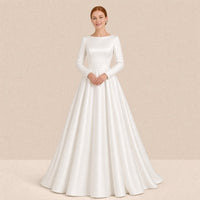 Robe de mariée en satin col bateau et manches longues, vue de face