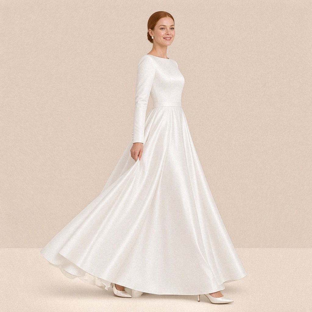 Robe de mariée en satin à jupe plissée évasée, vue de trois quarts