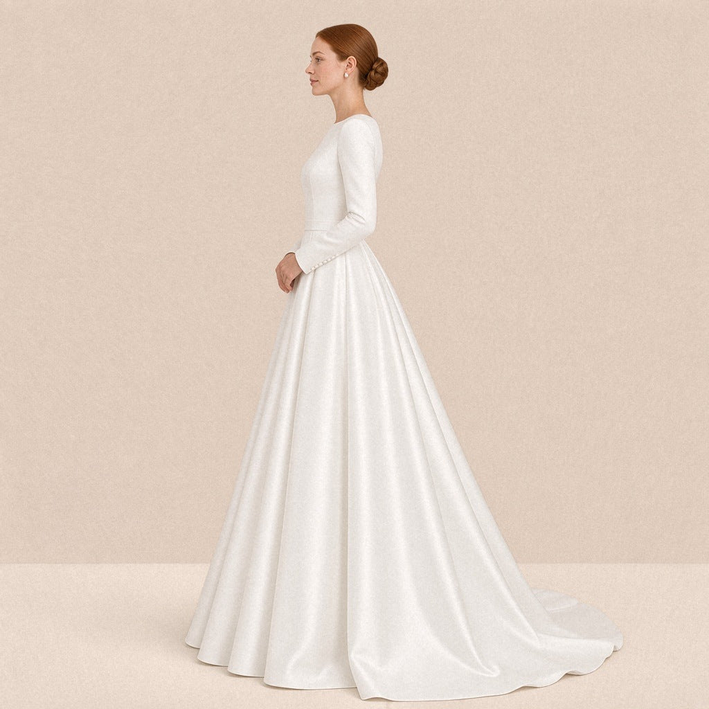 Robe de mariée en satin avec courte traîne, vue de profil