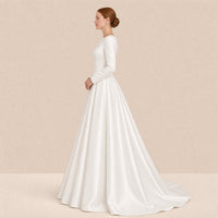 Robe de mariée en satin avec courte traîne, vue de profil