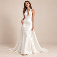 Robe de mariée satinée blanche à col halter et décolleté V profond, vue de face