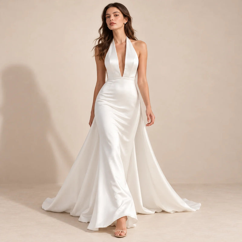 Robe de mariée blanche à traîne courte portée en mouvement
