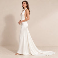 Profil de la robe de mariée satinée blanche à col halter et petite traîne