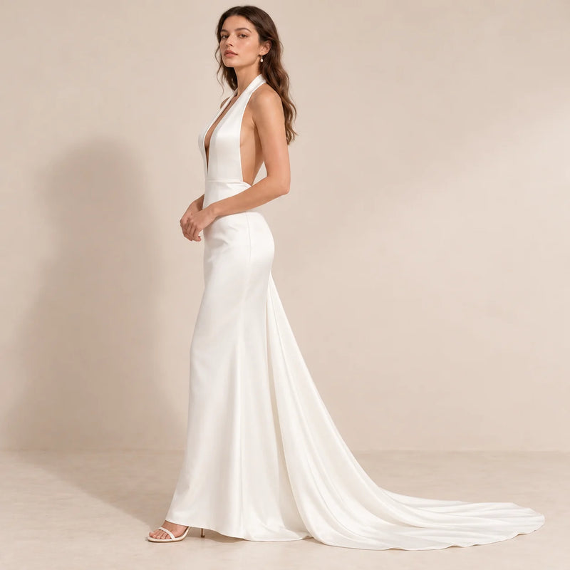 Profil de la robe de mariée satinée blanche à col halter et petite traîne