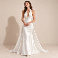 Robe de mariée satinée blanche à taille marquée et jupe longue, vue en pied
