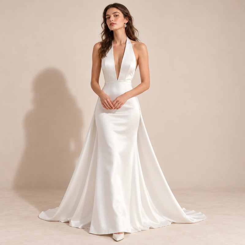 Robe de mariée satinée blanche à taille marquée et jupe longue, vue en pied