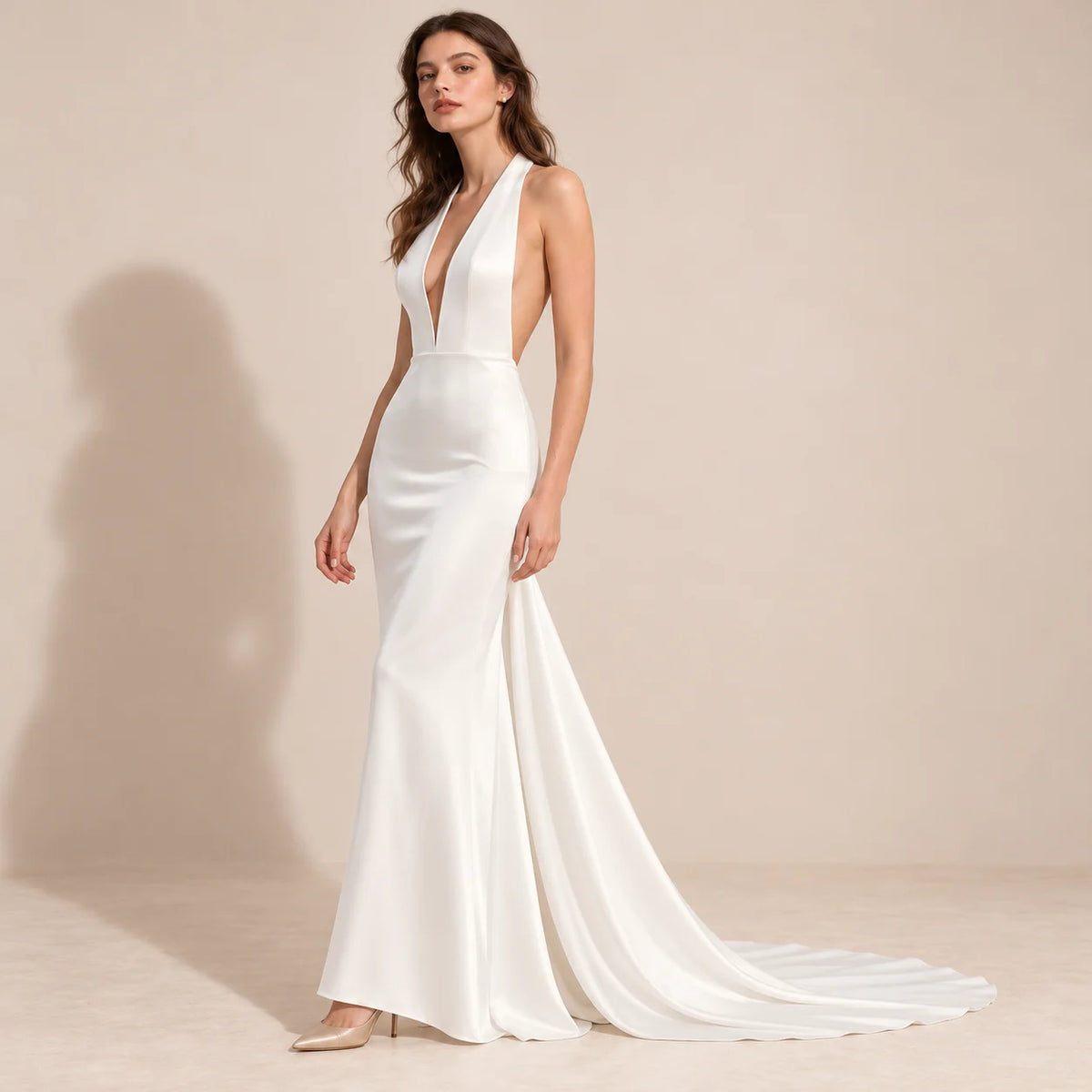 Robe de mariée blanche satinée ajustée et traîne courte, vue de trois quarts