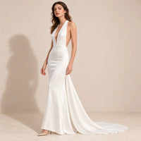 Robe de mariée blanche satinée ajustée et traîne courte, vue de trois quarts