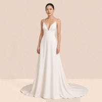 Robe de mariée longue satinée à col V, dos en dentelle orné de boutons et traîne