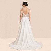 Robe de mariée satinée vue de dos, dos en dentelle orné de boutons et longue traîne