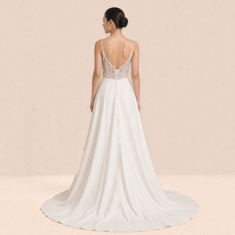 Robe de mariée satinée vue de dos, dos en dentelle orné de boutons et longue traîne