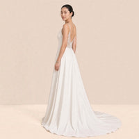 Robe de mariée satinée de trois quarts dos, dos en dentelle orné de boutons et traîne