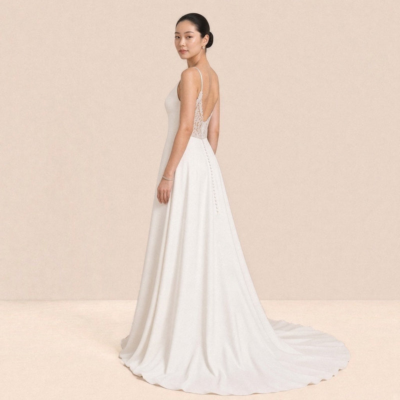 Robe de mariée satinée de trois quarts dos, dos en dentelle orné de boutons et traîne