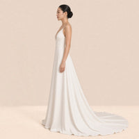 Robe de mariée satinée de profil, jupe trapèze et longue traîne
