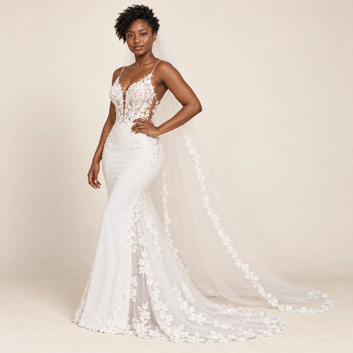 Robe de mariée sirène à décolleté V et voile assorti, vue trois quarts