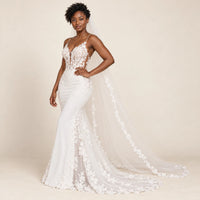 Robe de mariée sirène à décolleté V et voile assorti, vue trois quarts
