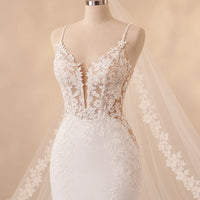Détail du décolleté V et du corsage en dentelle de la robe de mariée