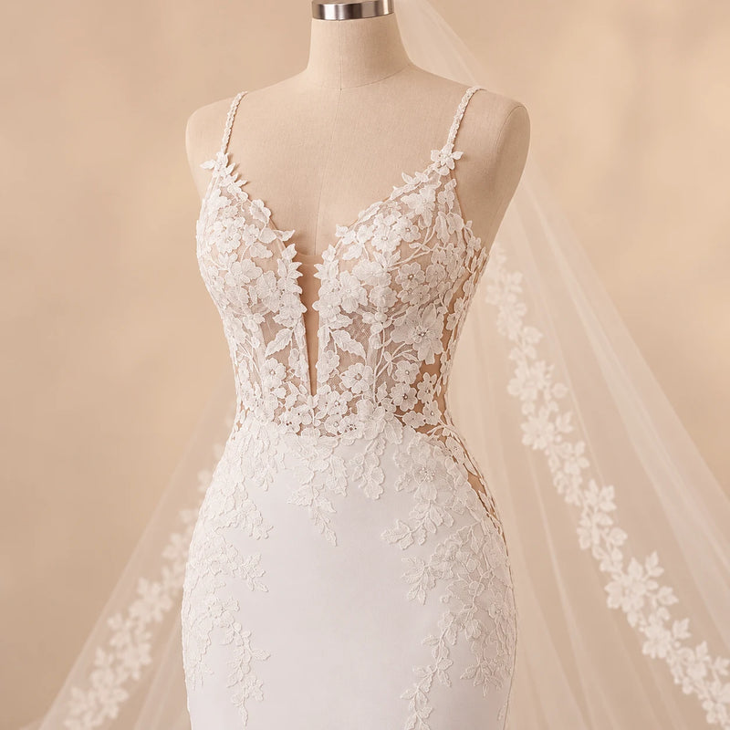 Détail du décolleté V et du corsage en dentelle de la robe de mariée