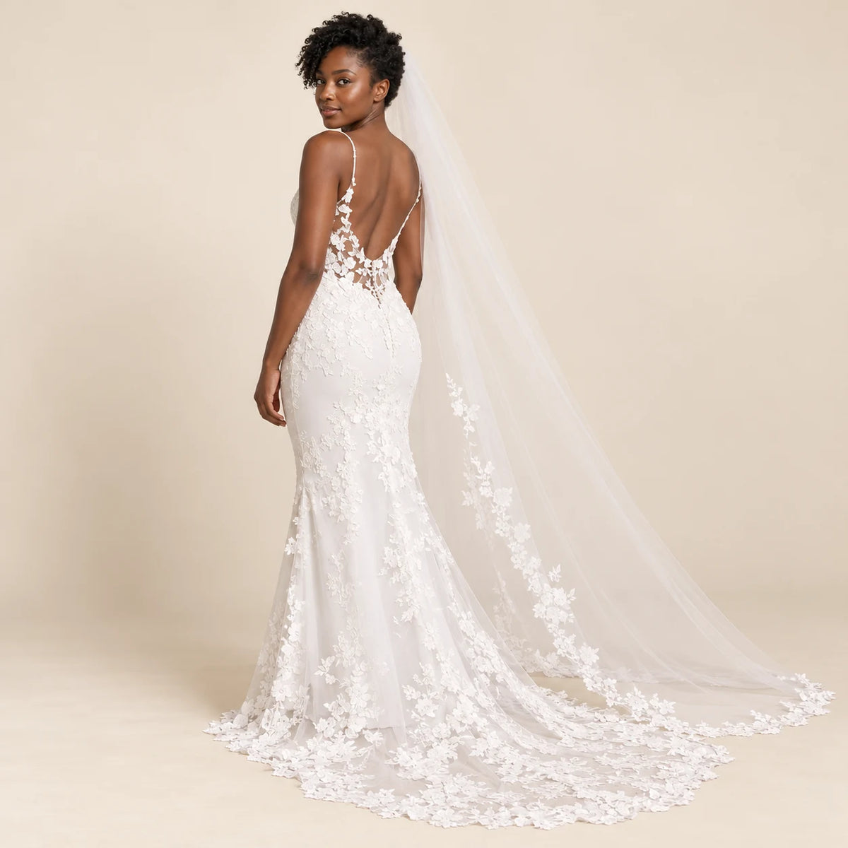 Robe de mariée blanche sirène à dos ouvert, vue de dos avec voile