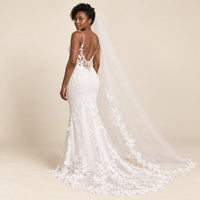 Robe de mariée blanche sirène à dos ouvert, vue de dos avec voile