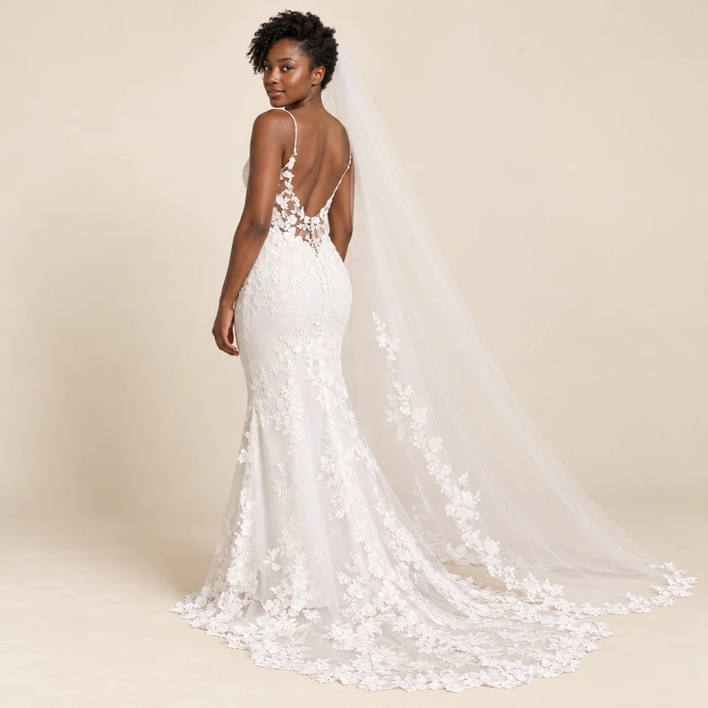 Robe de mariée blanche sirène à dos ouvert, vue de dos