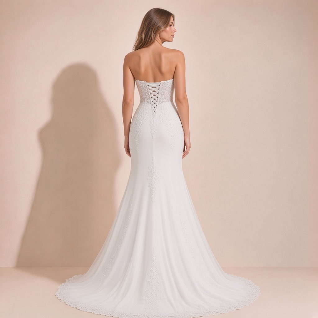 Vue de dos de la robe de mariée sirène portée : laçage croisé et traîne bordée de dentelle