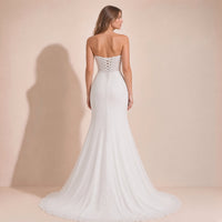 Vue de dos de la robe de mariée sirène portée : laçage croisé et traîne bordée de dentelle