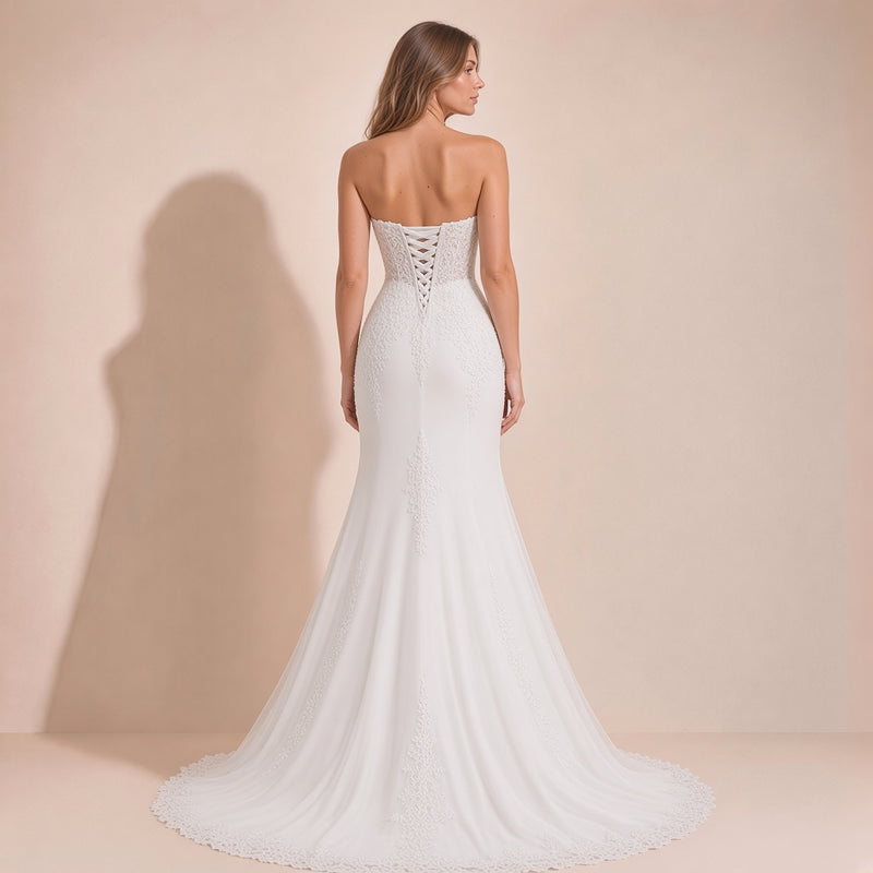 Vue de dos de la robe de mariée sirène portée : laçage croisé et traîne bordée de dentelle