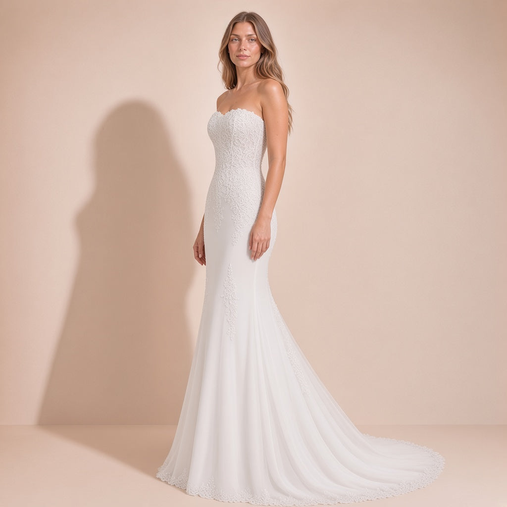 Femme de profil dans la robe de mariée sirène blanche, jupe évasée sous le genou