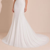 Robe de mariée portée, détail de la jupe en tulle et de la traîne bordée de dentelle festonnée