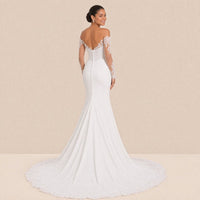 Dos de la robe de mariée sirène : encolure basse, rangée de boutons et longue traîne en dentelle