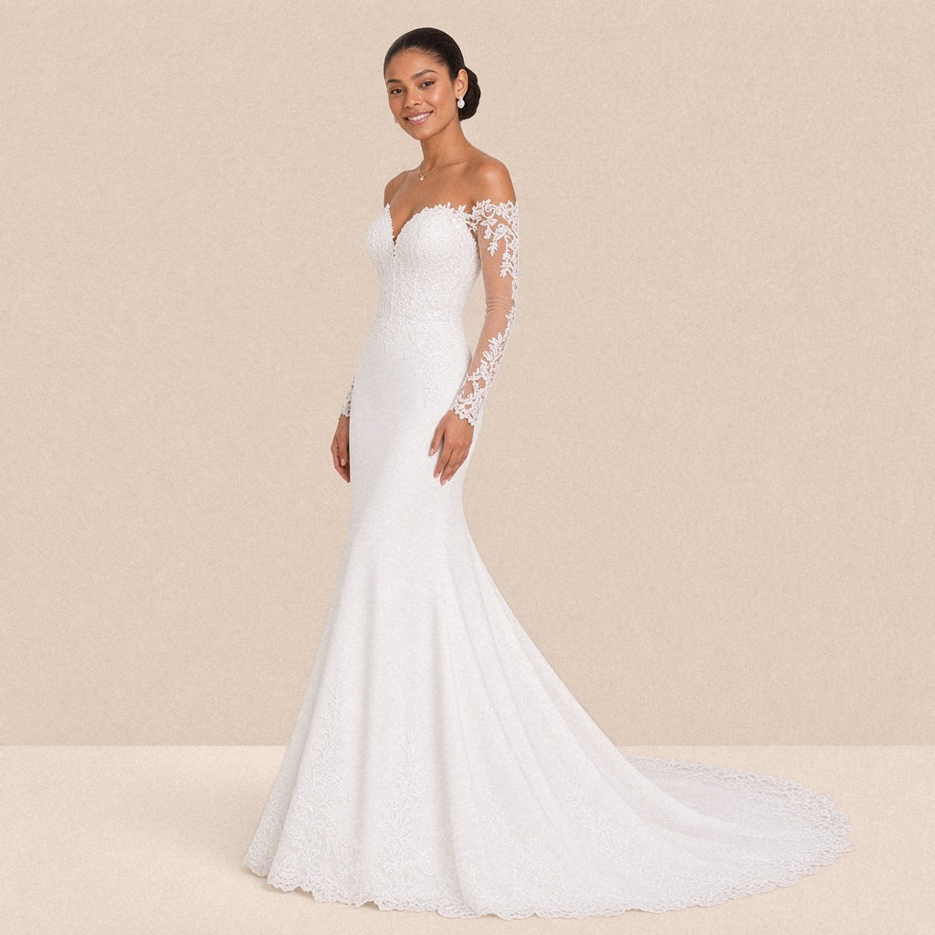 Robe de mariée sirène vue de trois quarts, traîne bordée de dentelle