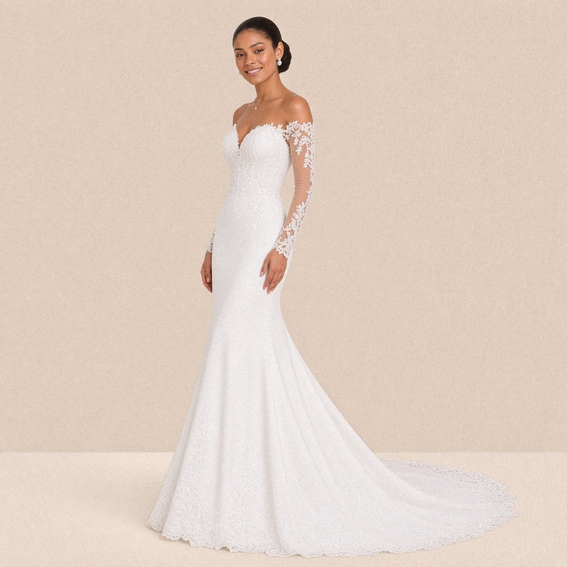 Robe de mariée sirène vue de trois quarts, traîne bordée de dentelle