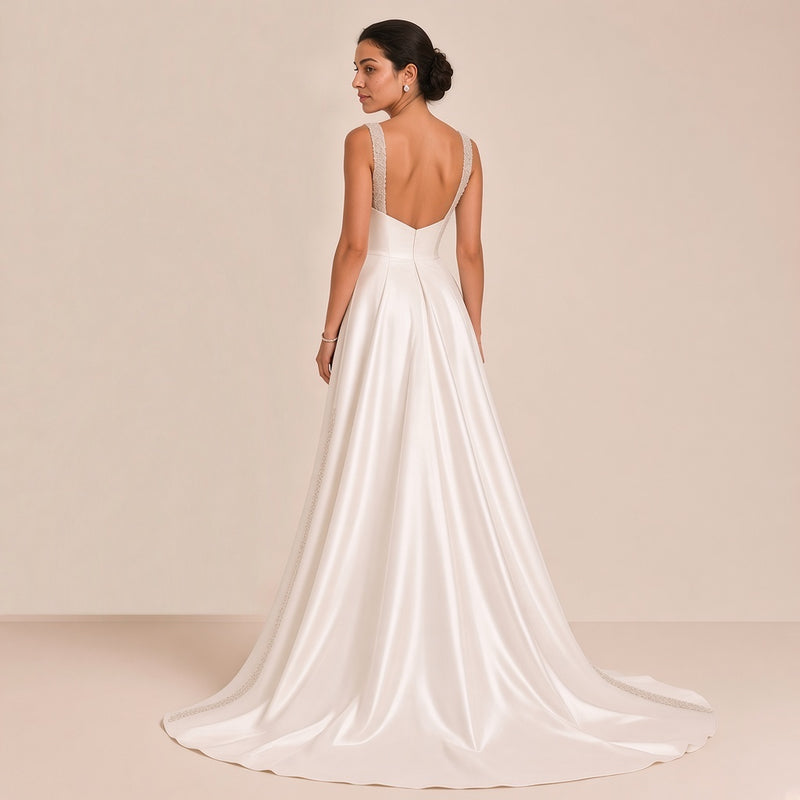 Dos ouvert arrondi et bretelles perlées de la robe de mariée sirène en satin
