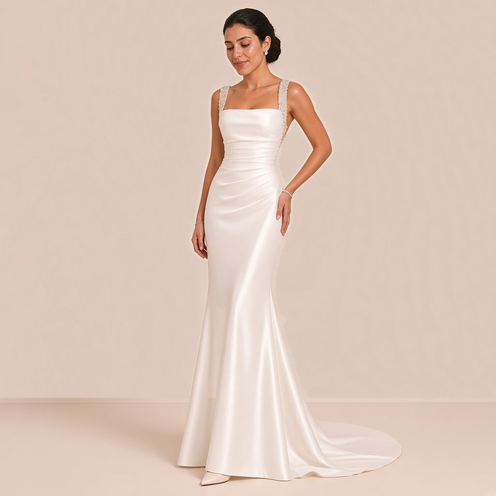Robe de mariée sirène en satin vue de trois quarts, fronces à la taille et petite traîne