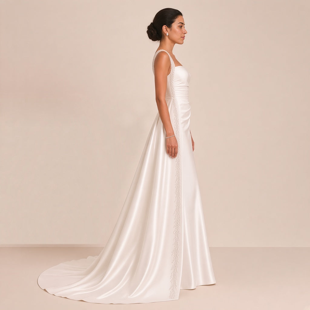 Robe de mariée sirène en satin de profil, longue traîne