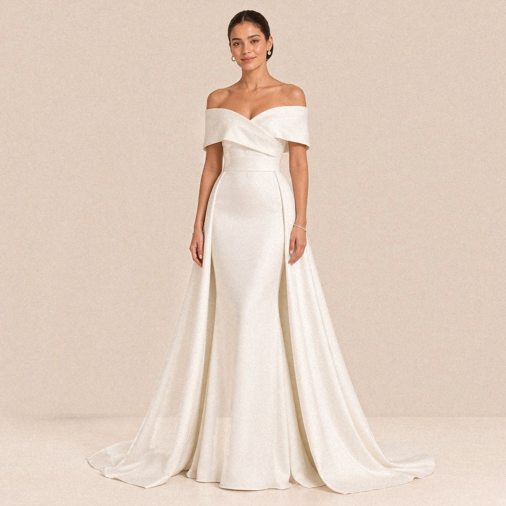 Robe de mariée sirène en satin col croisé épaules dénudées, vue de face