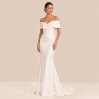 Robe de mariée sirène en satin col croisé épaules dénudées
