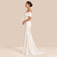 Robe de mariée sirène en satin, petite traîne, vue de profil