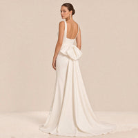 Dos ouvert de la robe de mariée avec grand nœud à la taille et traîne, vue de dos